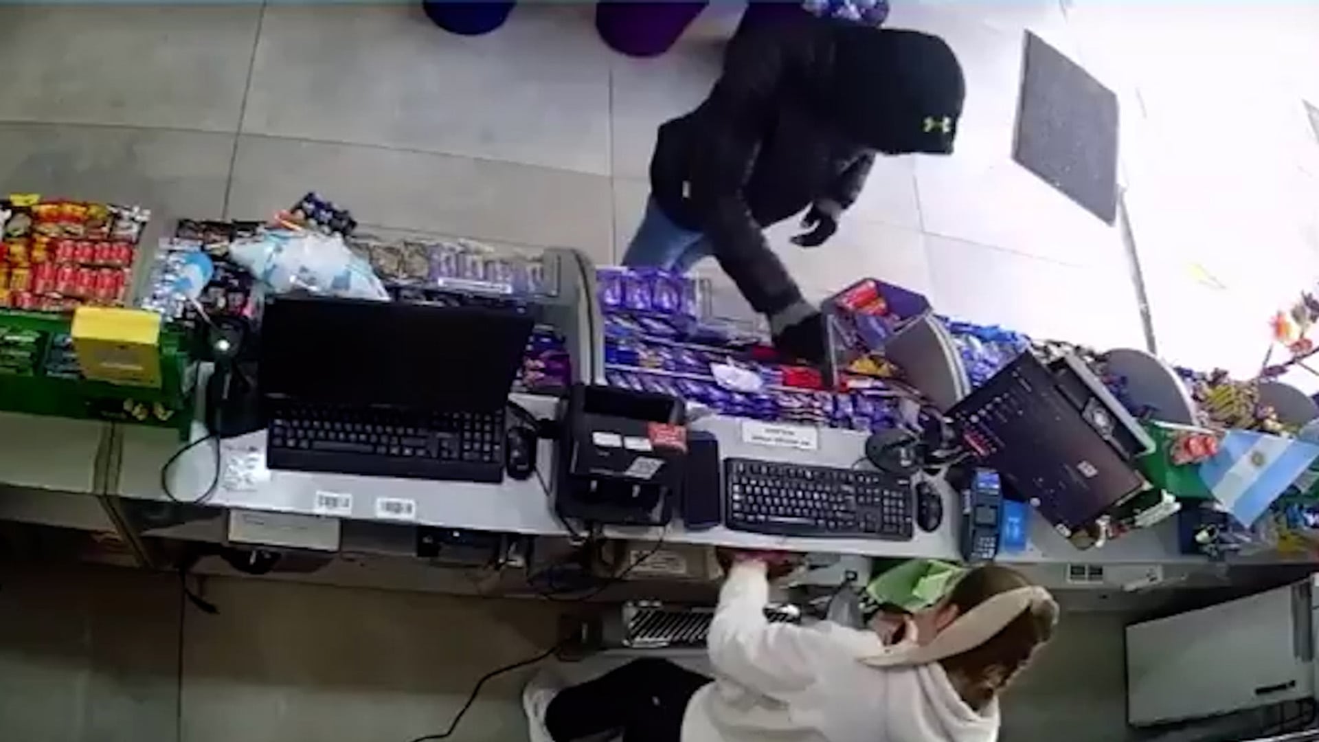 “Poné toda la plata”: detuvieron a un ladrón por un asalto a mano armada y descubrieron que robó otros cinco comercios