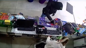 “Poné toda la plata”: detuvieron a un ladrón por un asalto a mano armada y descubrieron que robó otros cinco comercios