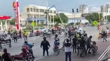 Video: mototaxistas derribaron una cámara