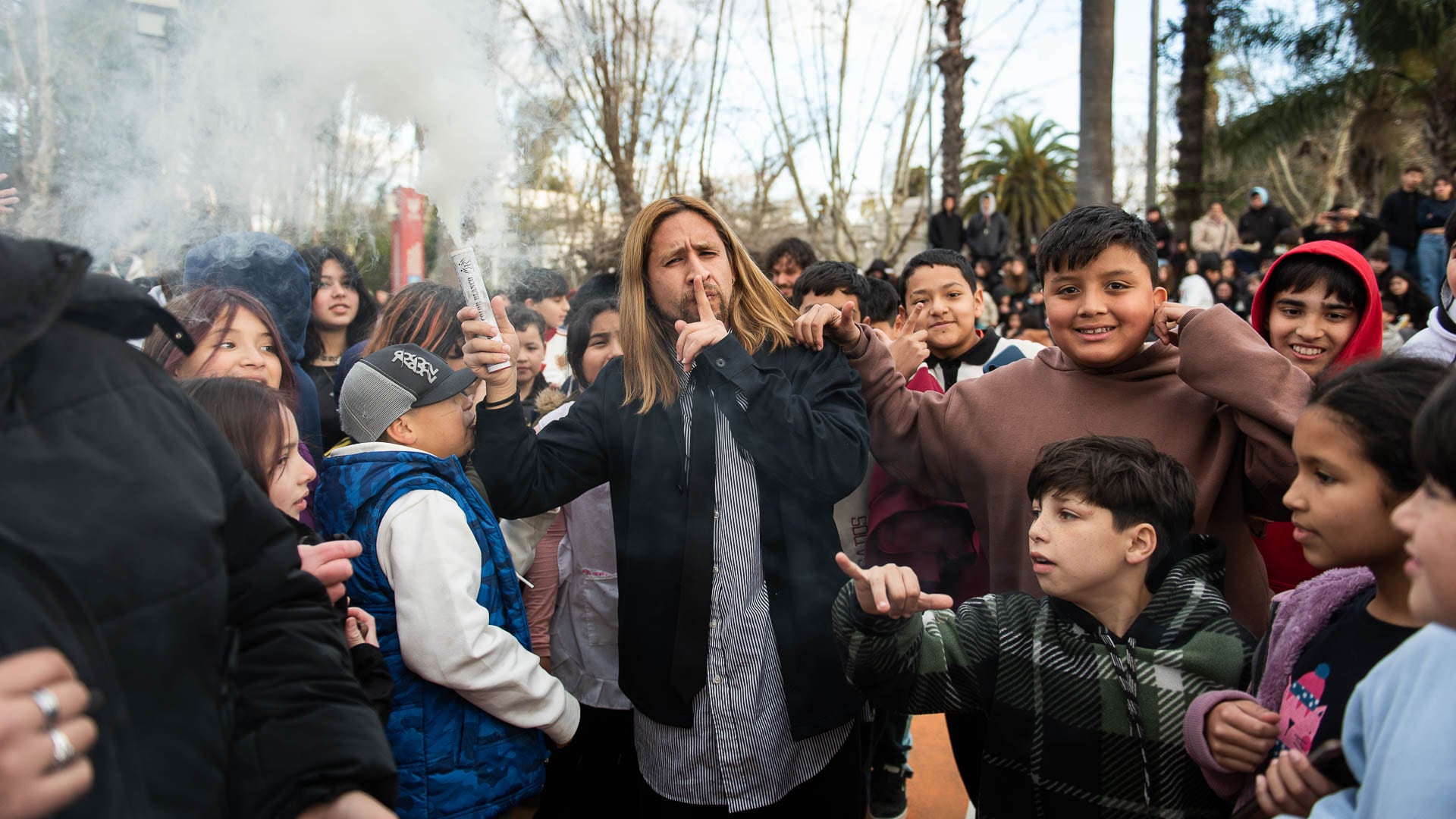 El influencer Joe Almirón viralizó la convocatoria en redes. Su llegada a la plaza Bernardino Rivadavia fue como la de un rockstar. Fotos: Gustavo Gavotti