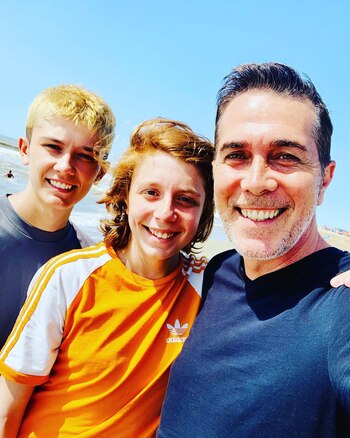 Rodolfo Barili con sus hijos, Dante y Benicio (Foto: Instagram)