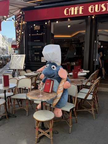 El carrusel de fotos de Ailén Cova y su hija Alaia en París