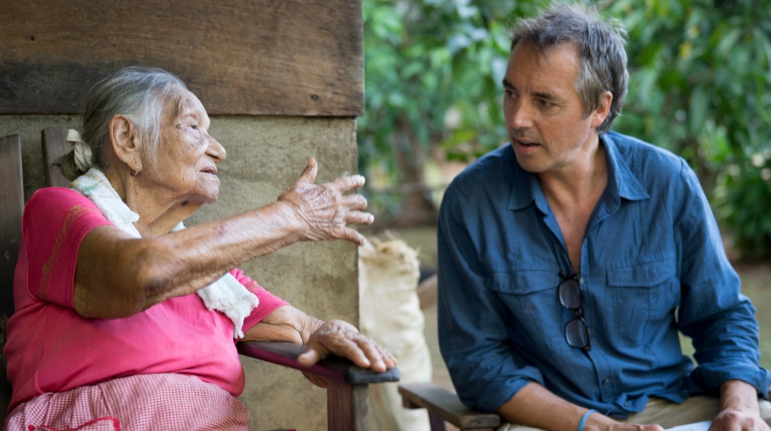 Dan Buettner con una centenaria en su documental de Netflix
