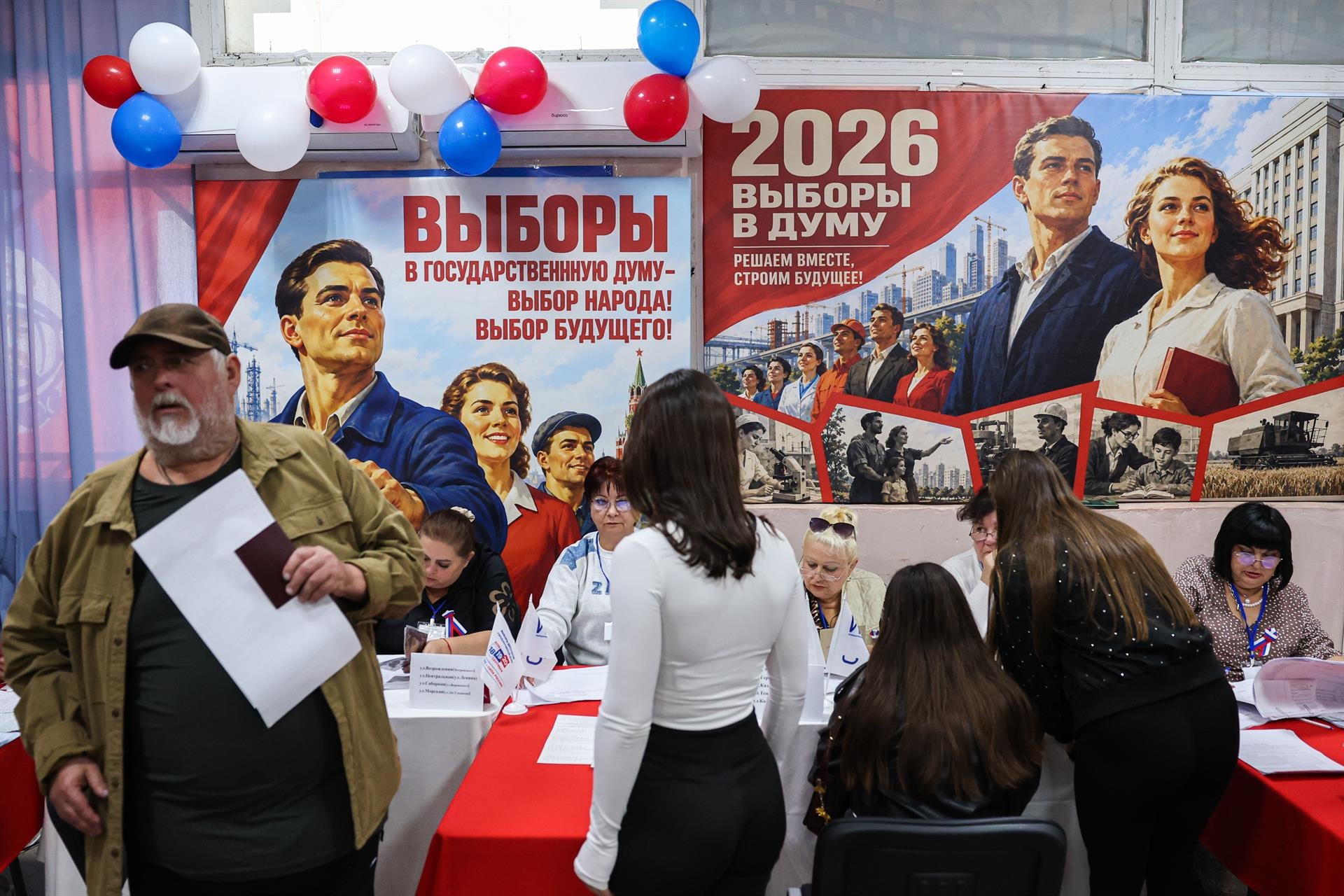 Personas votan en las elecciones en Rusia (Europa Press)