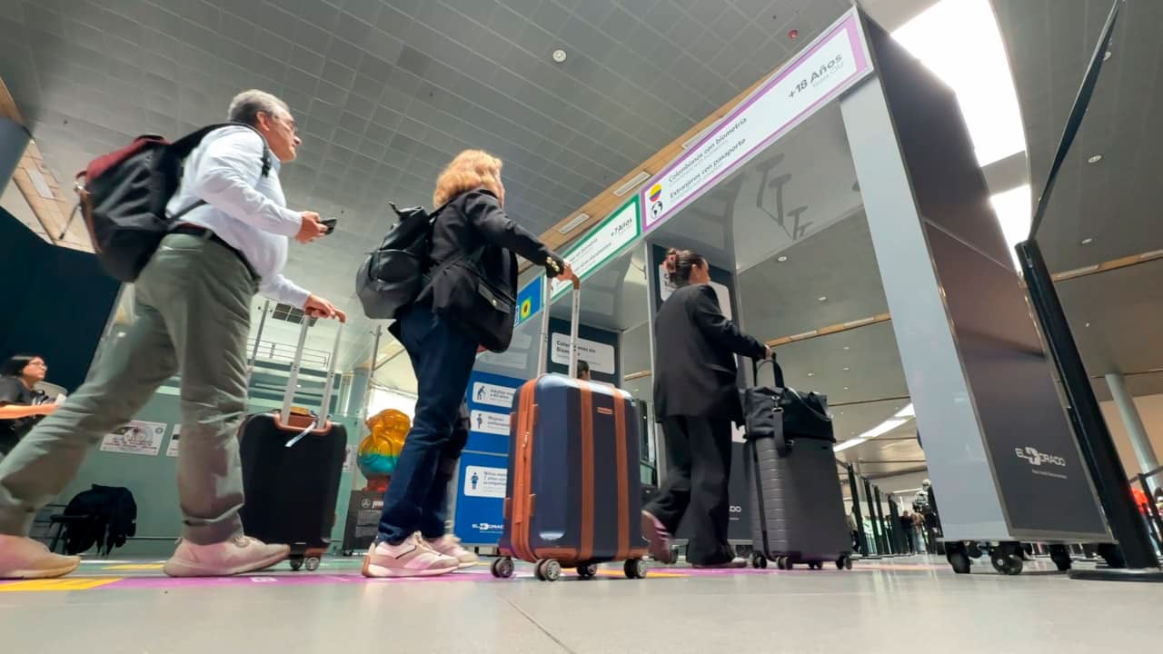 La política también prohíbe la entrada a hermanos e hijos adultos de ciudadanos estadounidenses, así como a estudiantes internacionales. - crédito Presidencia