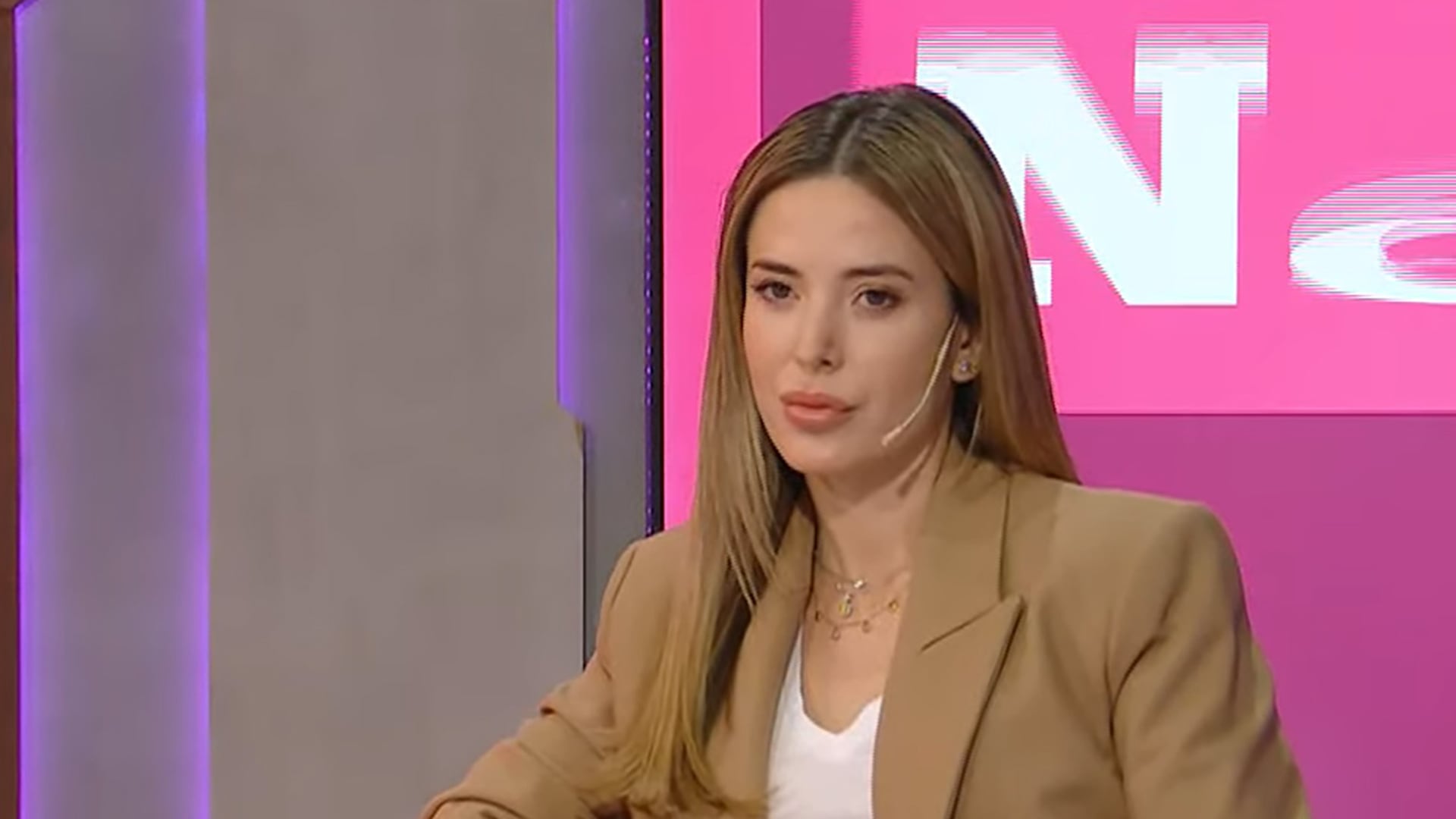 En las imágenes aparece la conductora mostrando los lugares en los que se encontraban los dólares
