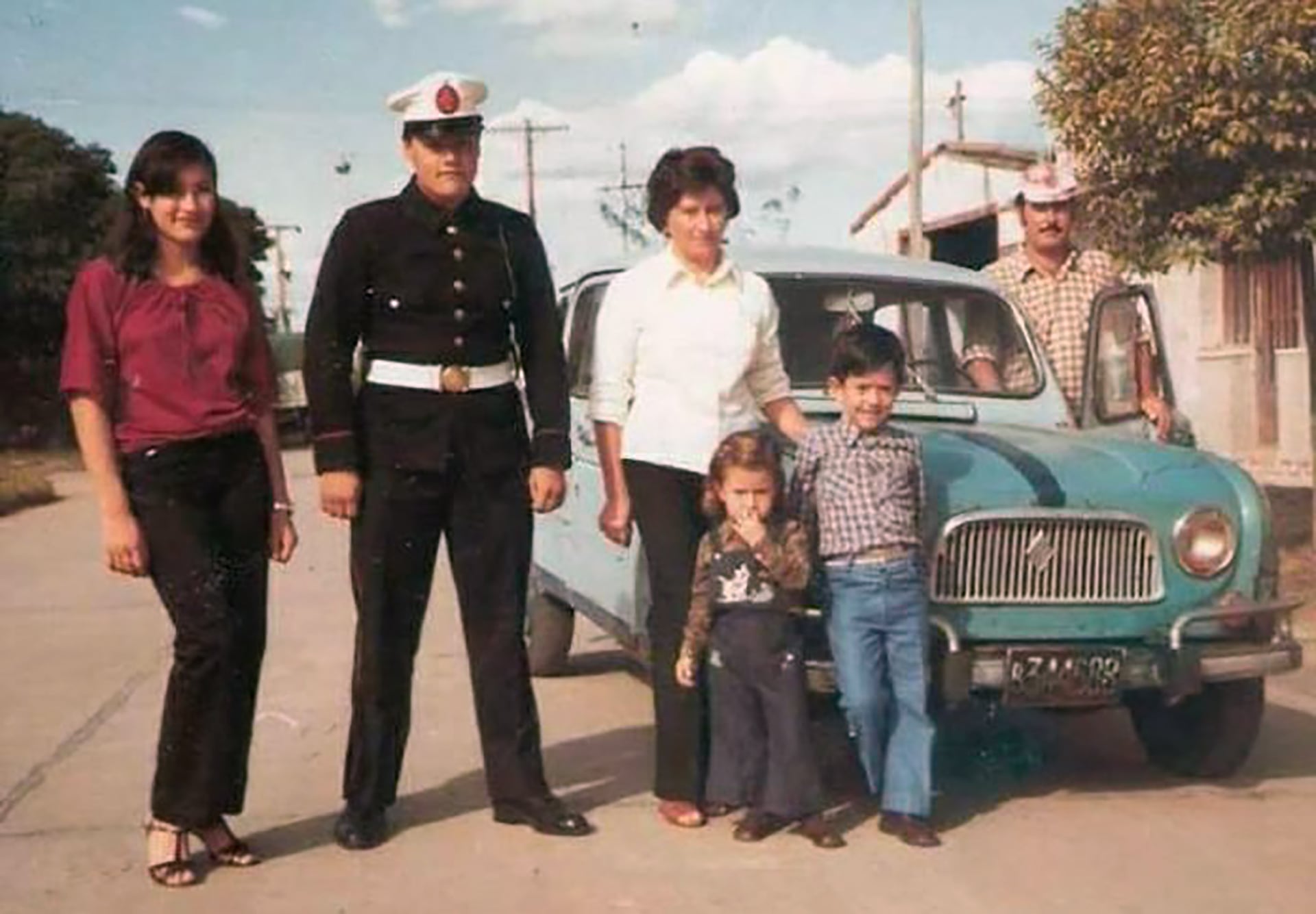 Jorge Maciel, con el uniforme, junto a su familia