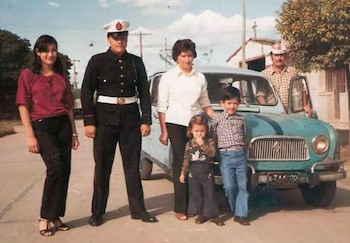 Jorge Maciel, con el uniforme, junto a su familia
