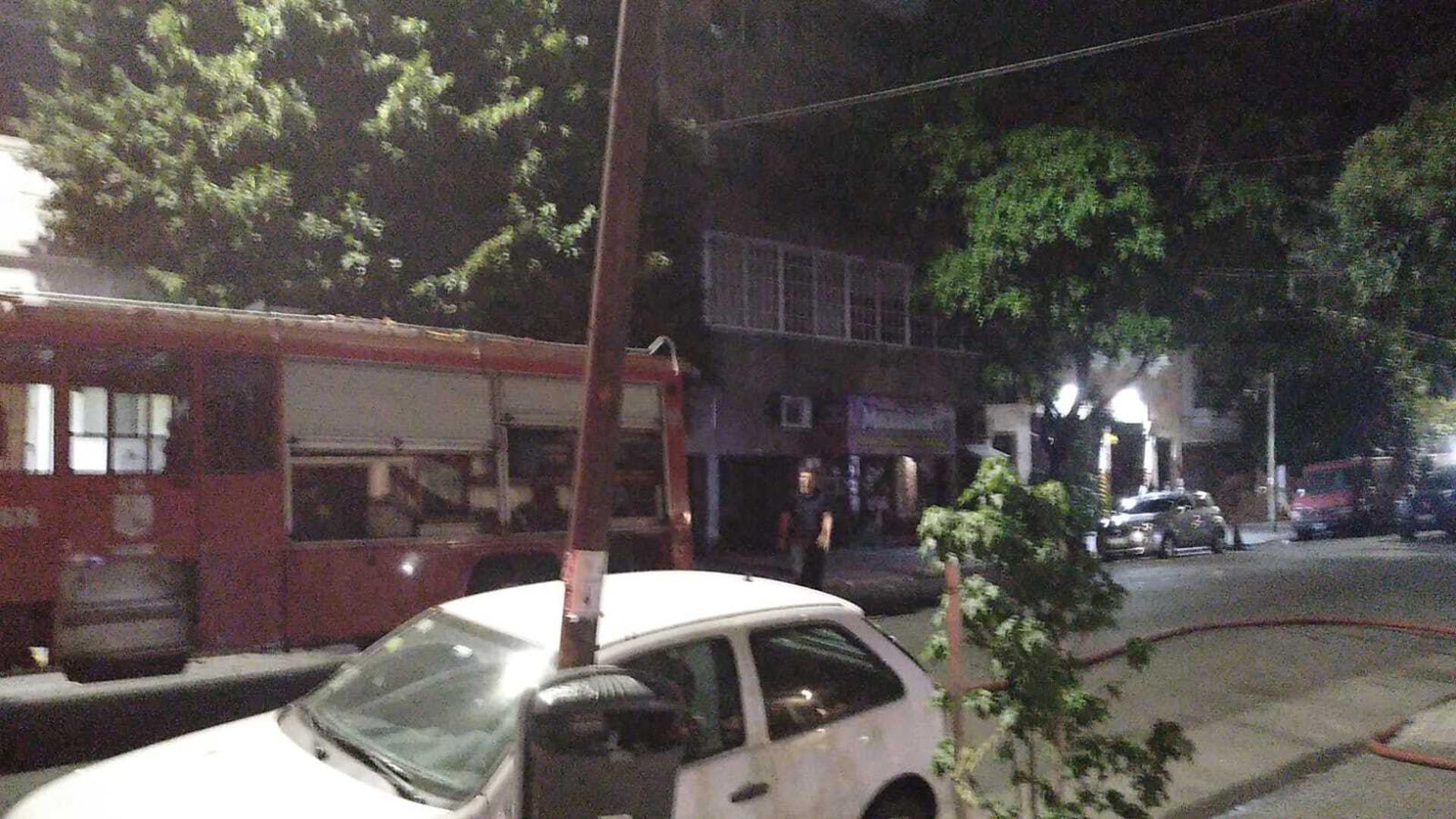 Bomberos de la Ciudad, pertenecientes a la Estación VII Flores, lograron extinguir el foco ígneo