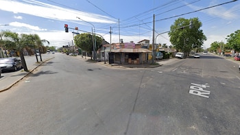 Almirante Brown: un policía se defendió de un robo y mató a un motochorro de un tiro en la cabeza
