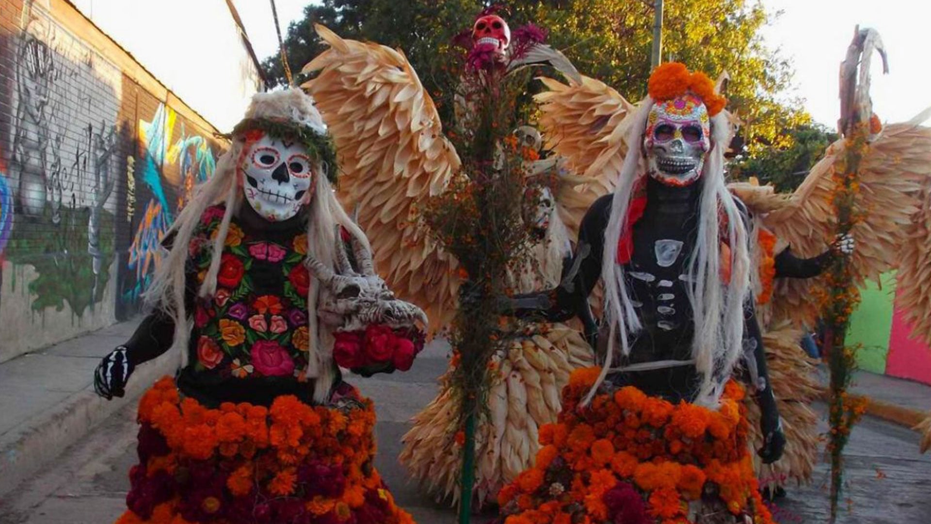 En Oaxaca, las celebraciones por el Día de Muertos llenan las calles de comparsas, flores de cempasúchil, velas y música