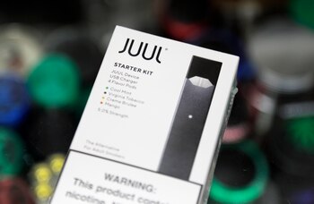 Un cigarrillo electrónico marca Juul