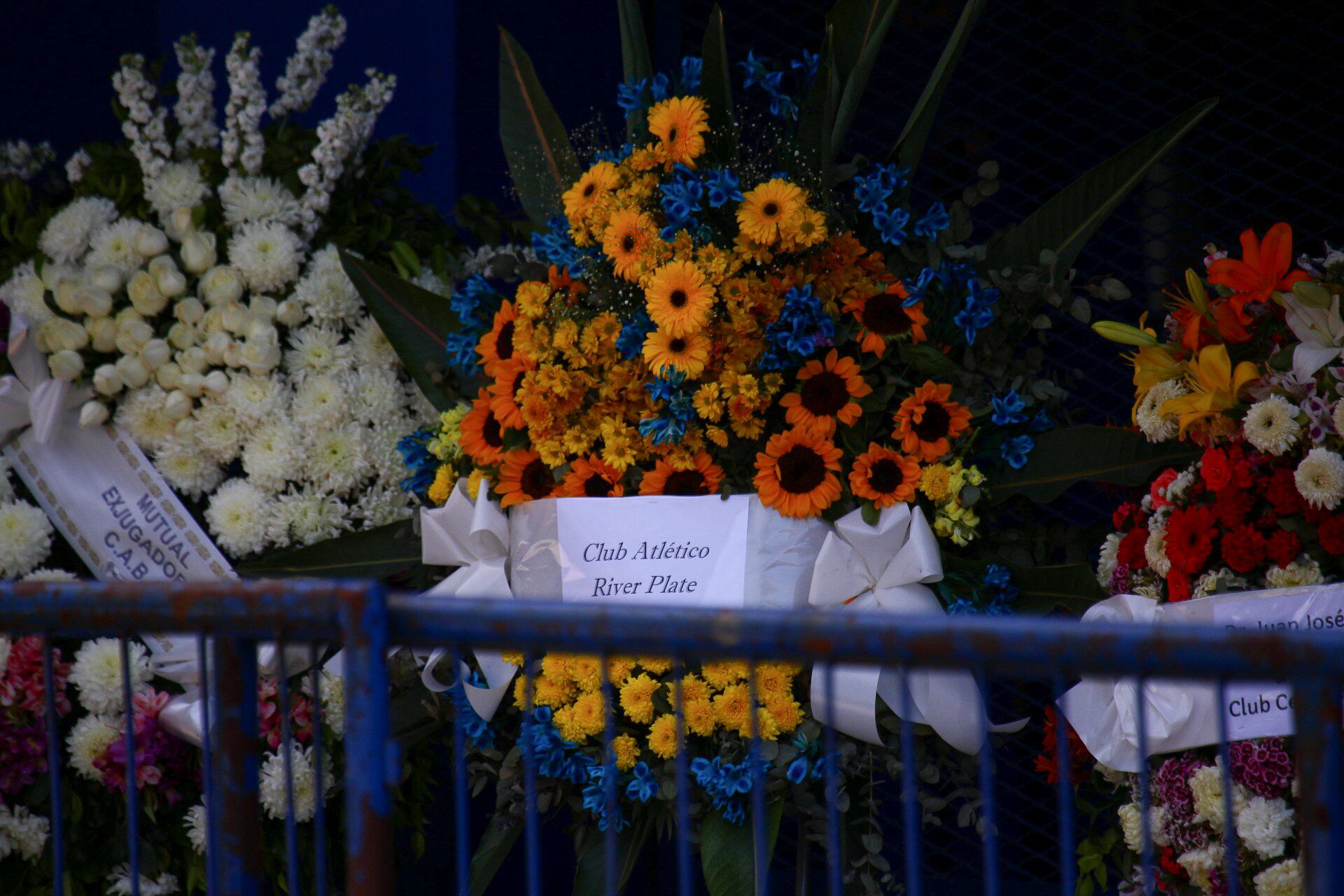 La corona de flores que envió River Plate a la Bombonera (Fotografía: RS Fotos)