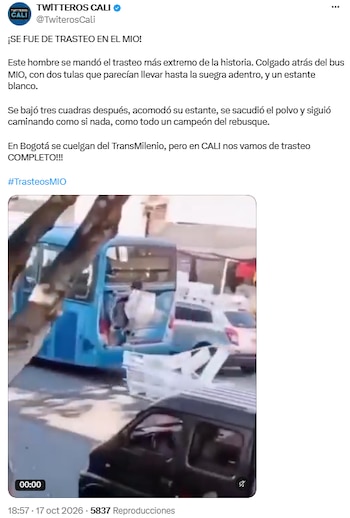 Un hombre trasladó carga en el exterior de un bus del MIO y generó críticas en Cali - crédito @TwiterosCali/X