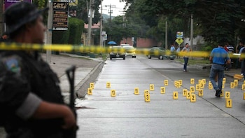 La Policía Nacional y personal forense trasladaron el cuerpo a la morgue de San Pedro Sula para continuar con las investigaciones.