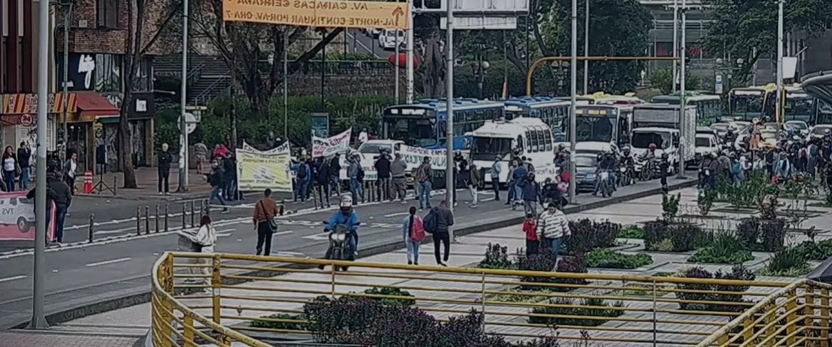 Bloqueos de moteros en Bogotá por restricción de parrillero en puente de Halloween - crédito @BogotaTransito/X