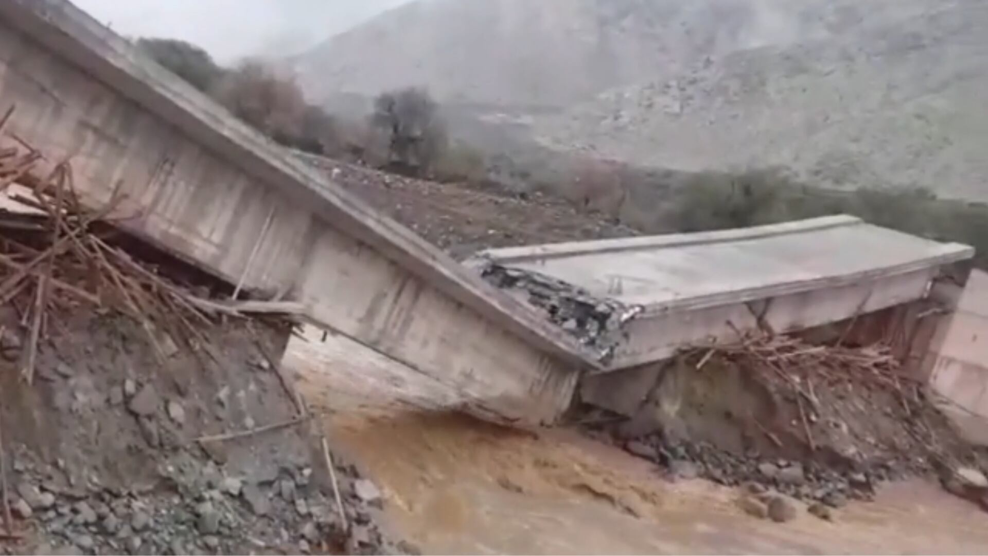 6 mil personas incomunicadas luego del colapso de un puente sobre el río San Jarara