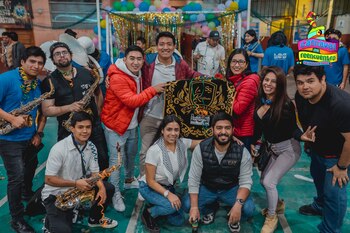 Visitantes llegan a la fiesta