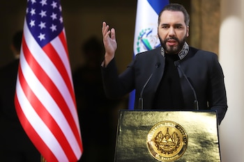 ARCHIVO: Bukele responde en redes sociales a las críticas sobre la reelección indefinida, destacando ejemplos de democracias parlamentarias internacionales (Foto AP/Salvador Meléndez).