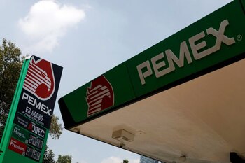 Fitch explicó que la perspectiva negativa es un reflejo de la vulnerabilidad financiera de Pemex (Foto: REUTERS/Edgard Garrido)
