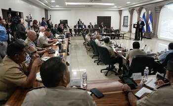 Tomás Zambrano se reunió con Héctor Valerio Ardón y la Junta de Comandantes para abordar la reforma a la Ley Constitutiva de las Fuerzas Armadas y revisar la operatividad de la PMOP. (Cortesía: Fuerzas Armadas)