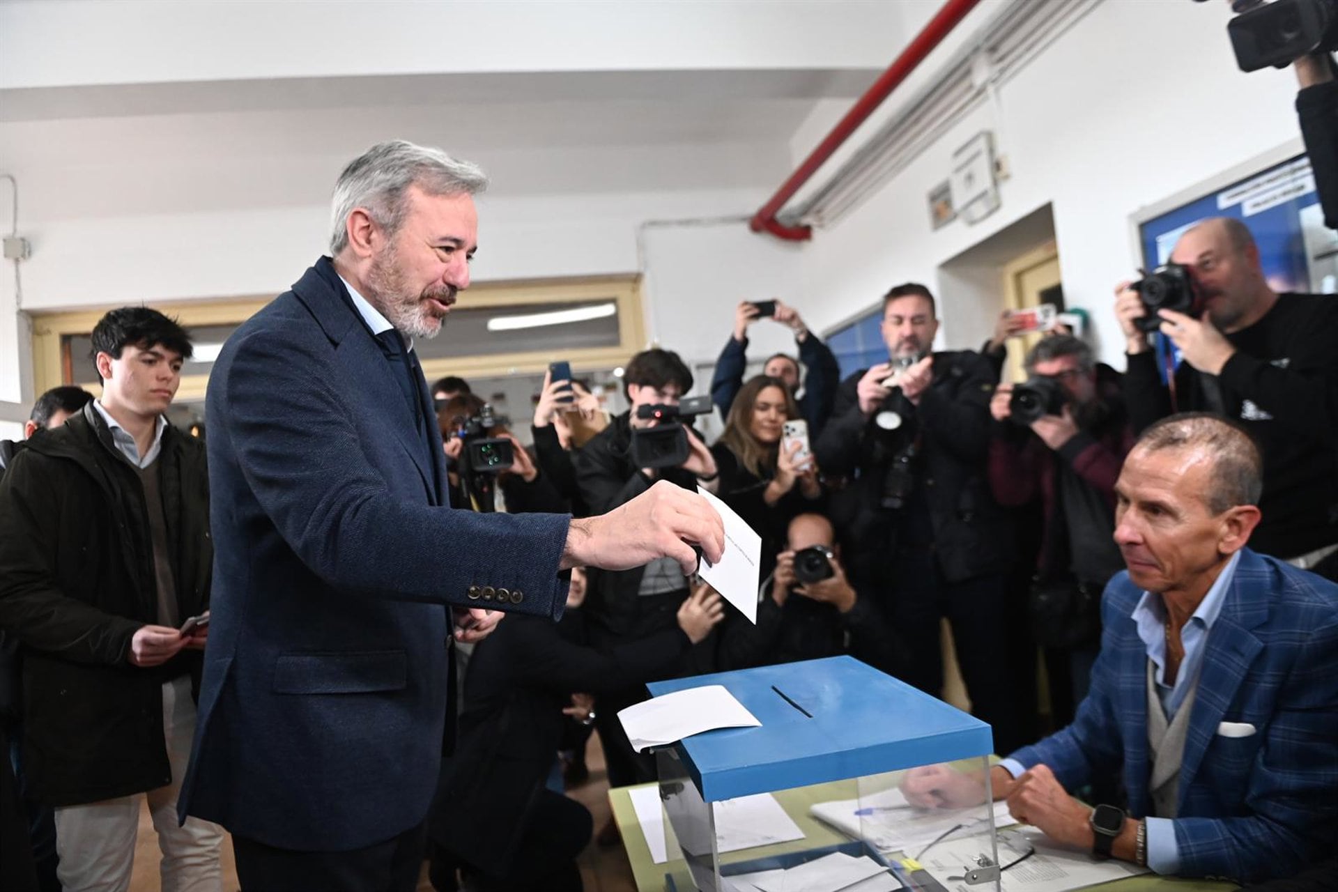 Azcón cree que el PP ha hecho una «buena campaña», anima a votar y dice que el resultado «se oirá en toda España»