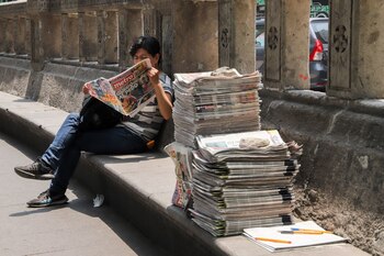 Leer el periódico es de