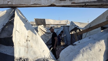 Mueren dos palestinos, incluido un niño, en un ataque de Israel contra un campamento de desplazados en Gaza