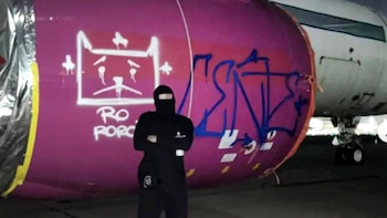 Un grafitero chileno burló la seguridad del Aeropuerto de Santiago y vandalizó un avión