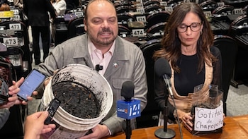 La presentación de evidencia por parte de los legisladores busca que las autoridades federales informen sobre las investigaciones y establezcan medidas de apoyo para mitigar las consecuencias en los sectores pesquero y turístico.