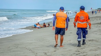 Guardavidas y personal de Protección Civil recorren una playa de El Salvador como parte de las acciones preventivas del Plan Vacación 2026, reforzando la seguridad para visitantes y familias (Cortesía: Secretaría de Prensa).