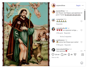 Pintura de San Roque con túnica verde, capa y bastón, que muestra una llaga en su muslo. Un perro oscuro a sus pies y dos ángeles celestiales