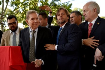 Luis Lacalle Pou junto a