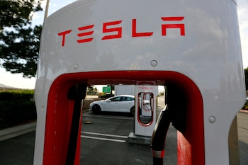 La tarifa de congestión liberaría los supercargadores desarrollados por la compañía de Elon Musk. (REUTERS/Sam Mircovich//File Photo)