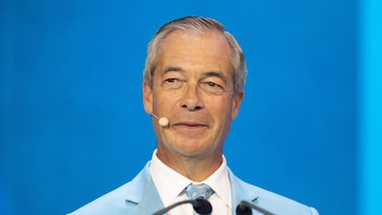 Farage se distancia del escándalo por supuesta financiación irregular de su partido: "No estaba escuchando"