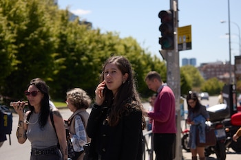 Gente intentando hacer llamadas durante el apagón (Europa Press)