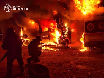 En esta fotografía facilitada por los servicios de emergencia de Ucrania el martes 6 de octubre de 2026, equipos de rescate extinguen el incendio de unas ambulancias tras un ataque ruso contra un centro médico en Kramatorsk, Ucrania. (Servicio de Emergencia de Ucrania vía AP)
