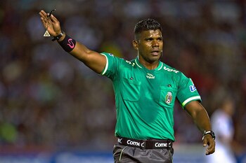 El árbitro separado pro la FMF buscará la destitución de Arturo Brizio de la Comisión de Arbitraje de la FMF (Foto: Twitter Liga MX)