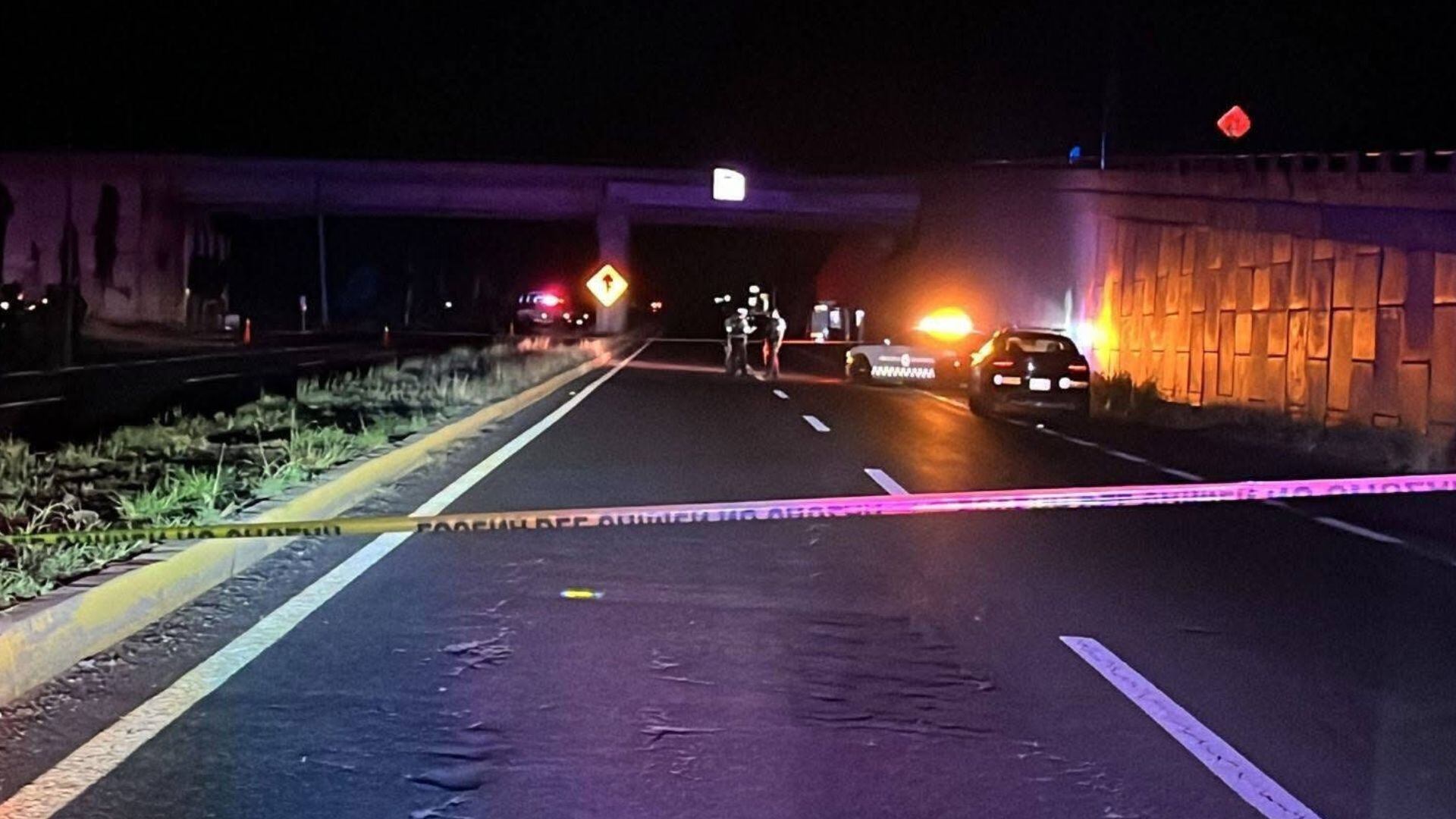 Autoridades acordonaron la zona del puente de El Seminario, en la salida norte de Culiacán, tras el hallazgo de cuatro cuerpos colgados y una camioneta con presuntas víctimas en su interior. (Facebook: El Ferri)