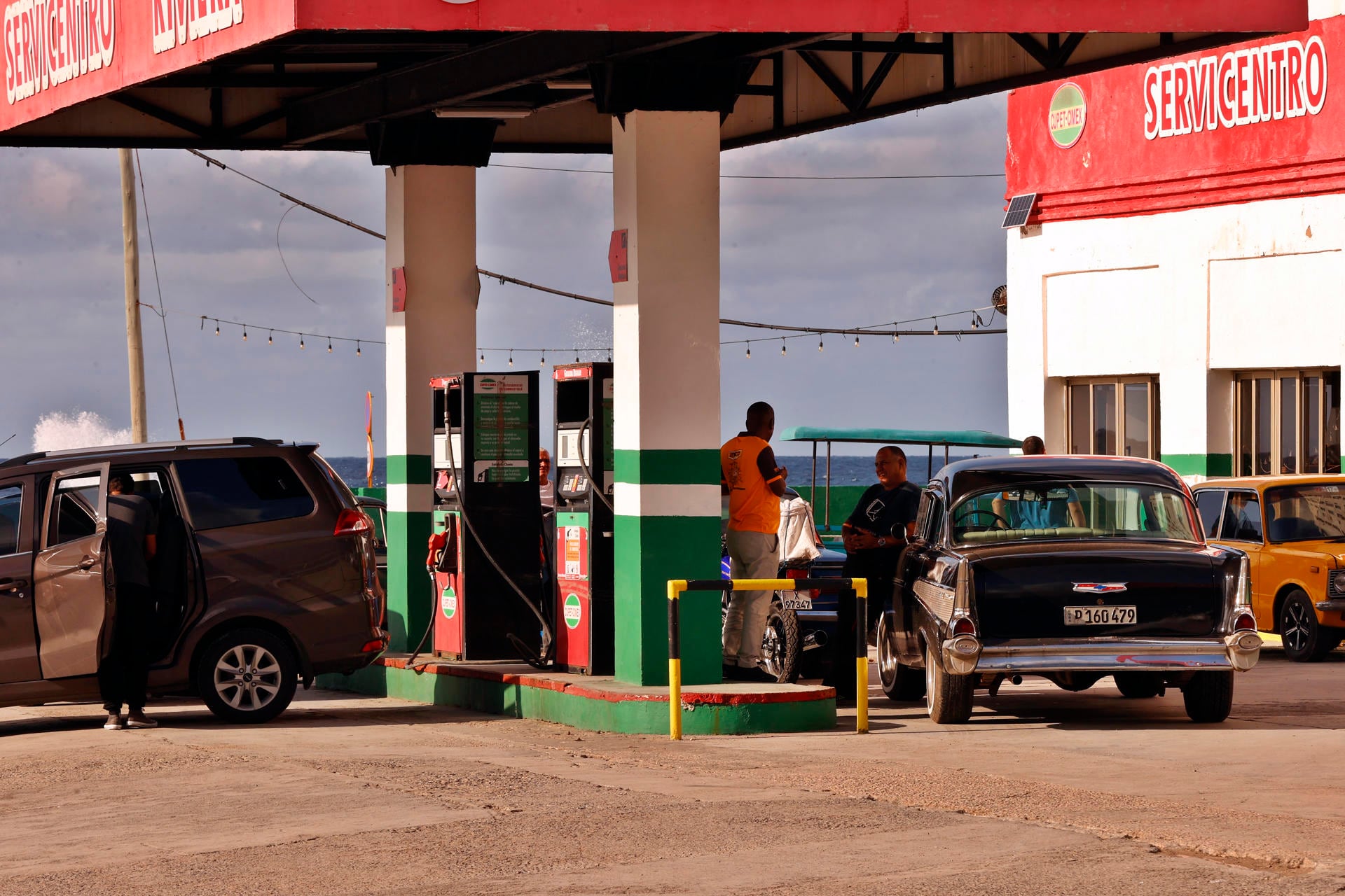 Vehículos haciendo fila en una estación de combustible este 21 de enero de 2026, en La Habana (Cuba). EFE/ Ernesto Mastrascusa