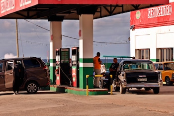 Vehículos haciendo fila en una