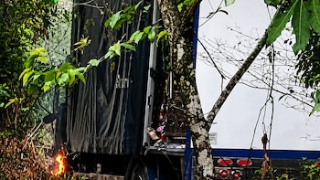 Un camión de gasesosas fue incendiado en Huila: las autoridades ya buscan a los responsables y se barajan sospechosos