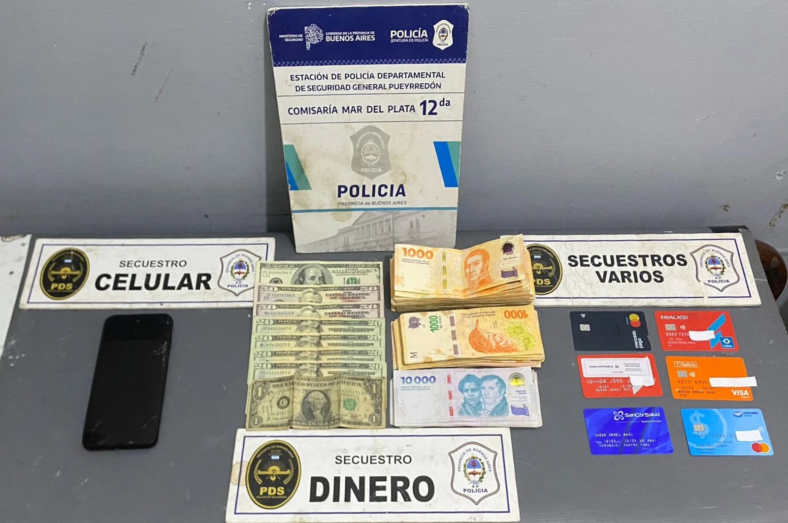 Los dólares, pesos argentinos, el celular y las tarjetas bancarias que fueron halladas en la camioneta robada a la víctima (Gentileza: 0223)