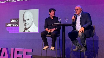 El actor Juan Leyrado y el director de Estrategia de IA de Infobae, Opy Morales, expusieron sobre el uso de la inteligencia artificial en la recreación histórica durante el festival WAIFF en Buenos Aires.