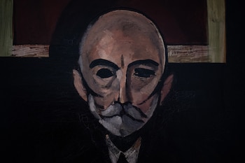 Pintura de un hombre calvo con bigote gris y traje oscuro sobre un fondo de tonos oscuros y marrones
