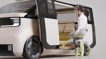 La silla robot Walk Me está inspirada en la locomoción animal para superar rampas, bordillos y diferencias de nivel en interiores y exteriores.