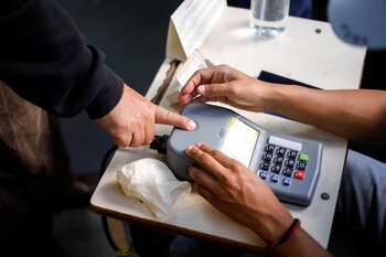 Un hombre coloca su dedo