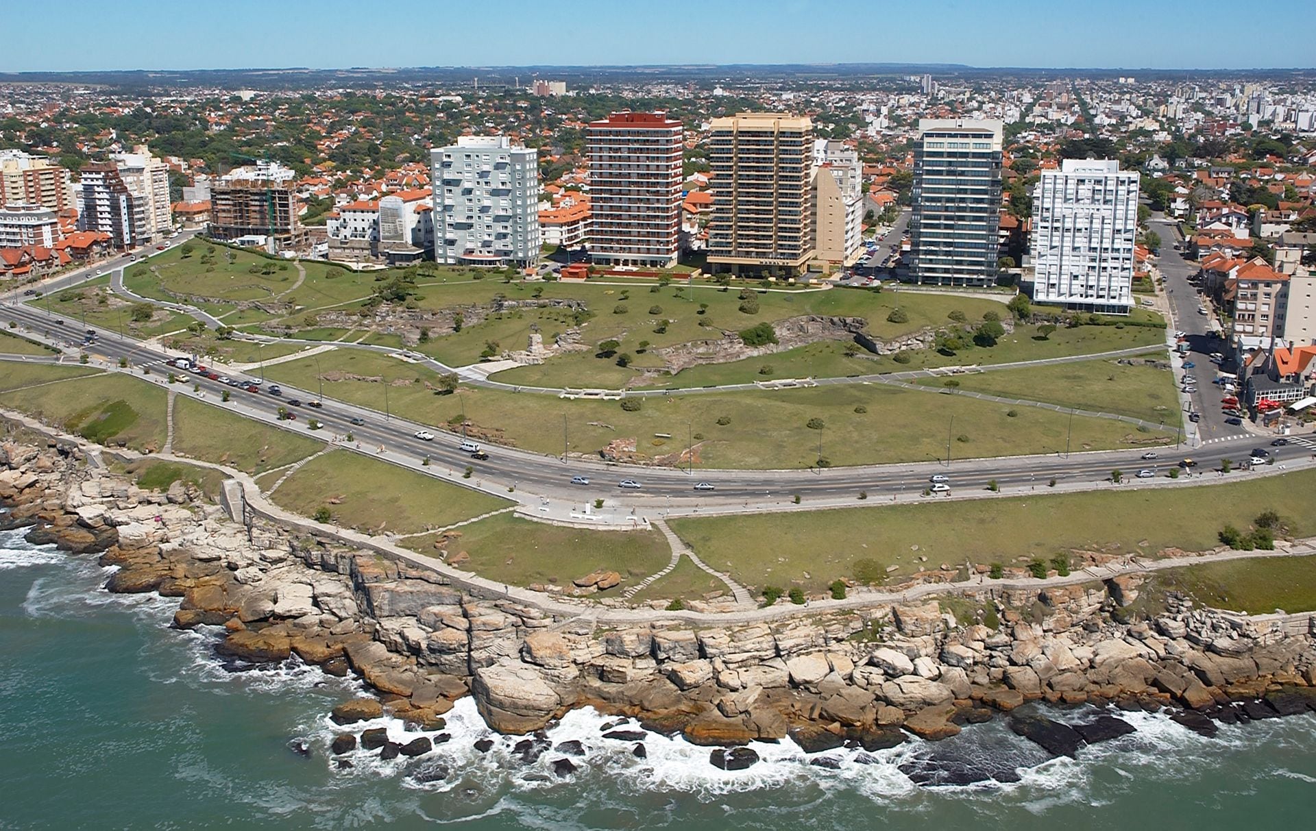 Los parques y plazas de Mar del Plata ofrecen espacios tranquilos con arboledas, senderos y vistas al mar (EMTURYC)