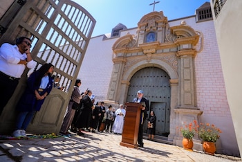 Portada barroca de la iglesia