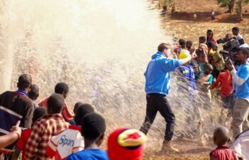 El estadounidense llevó agua potable